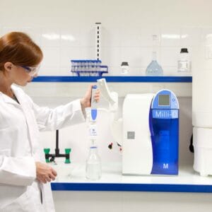 Milli-Q Direct® 8 с резервоар 60 л за съхранение на Тип 3 вода